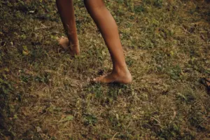 benefits of walking barefoot